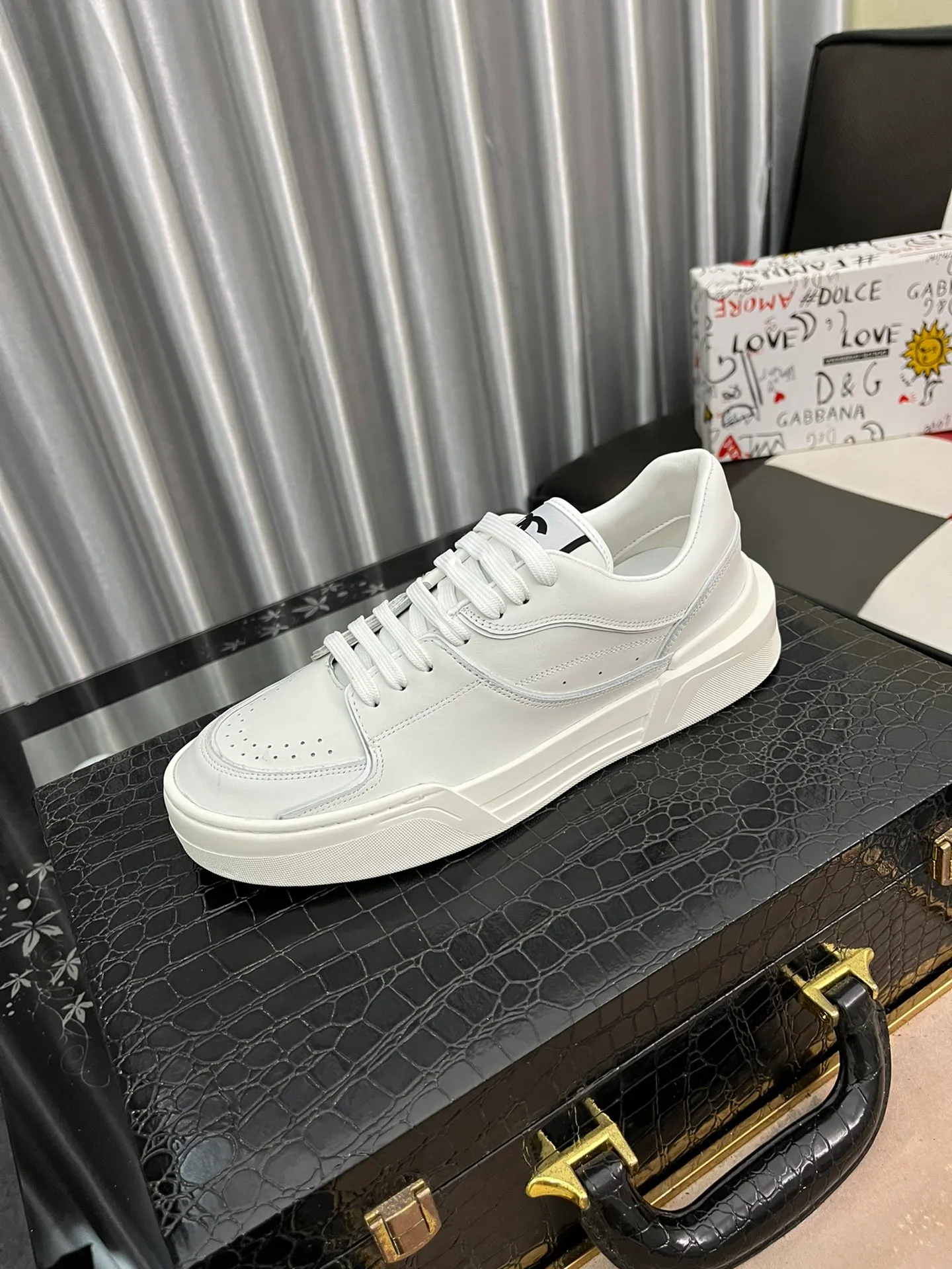 Men's shoes 💰480⌚️⌚️【DG～】Men's casual shoes are on sale simultaneously in 2022z cabinets 🔷Multiple colors🔜Handmade upper with graffiti fabric ➕Genuine leather lining, comfortable and breathable, sole: original comfortable handmade graffiti wear-resistant outsole, ⚠️real thing📱photography🎬the real thing is better. Code number 38-445⃣️Color optional